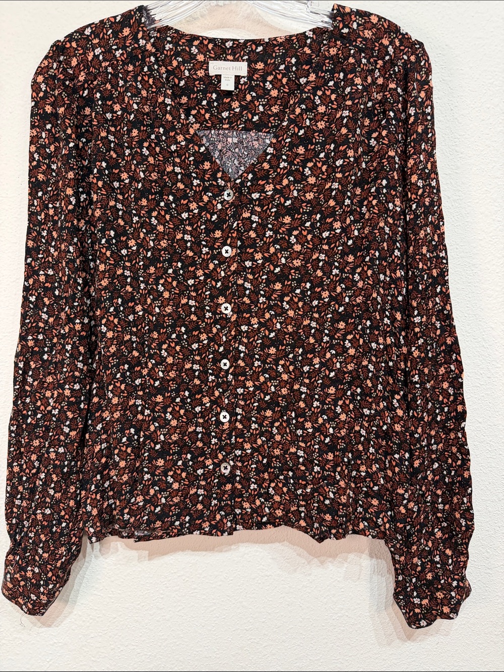 Garnet Hill floral button-up blouse Size 0 V-neckline and a dark daisy print - Picture 2 of 8